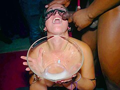 elle avale tout le sperme lors d un m&eacute;ga bukkake