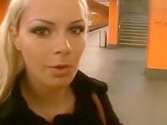 Public - Mitten in der U-Bahn Station Gefickt