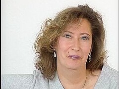 Reife Emma Macht Es Sich Auf Der Dildocouch Bis Zum Hoehepunkt
