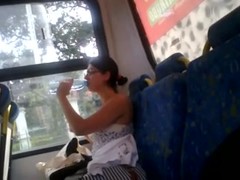 Punheta no onibus do lado da ceguinha de oculos