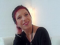Milf Kim Und Der Riesen Dildo In Der Fotze