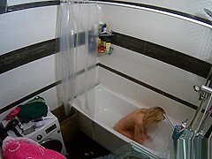 Hot European Girl In Bath Uses Shower Head To Masturbate
