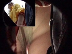 Upskirt peek in the street