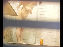 Chubby pussy farting MILF in a hostel shower