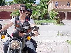 Big Tits Arab Pornstars Mia Khalifa and Julianna Vega Fuck Big Dick White D
