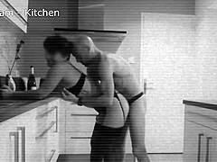 sexe film&eacute; par la camera de surveillance dans la cuisine