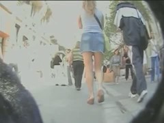 Campus upskirt of hottie in short jeans skirt