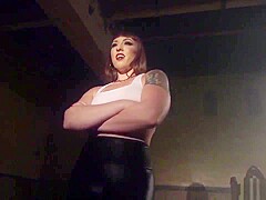Muscled Dominatrix Wrestles Slaveboy