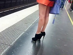 Leggy hottie stalked to the train