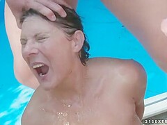 Coppia Di Vecchi Sporcaccioni Fanno Orgia Con Maschi Arrapati. Margo T Si Pisciare In Bocca!