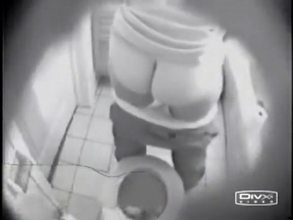 Bathroom quickie with her pants down