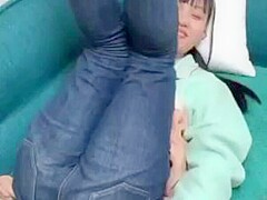 Smartphone personal shooting Panmoro! ! Cute baby-faced twinte girl who takes off her pants in front