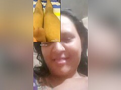Today Exclusive- Desi Aunty Shows Her Boobs On Vc
