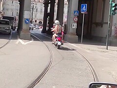 Doppio pompino a Torino, Capitano catturato spompinato da due turiste Mary Rider e Gabriela Flores
