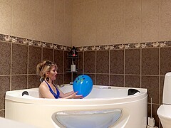 Bathtub With Bubbles And Balloon - Sex Movies Featuring Findom Goaldigger