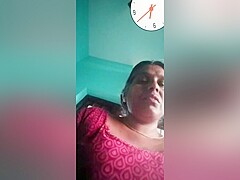 Today Exclusive-desi Mature Aunty Showing Her Boobs On Video Call Part 1