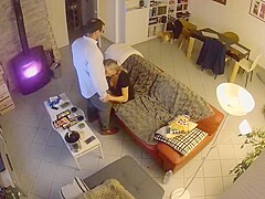 il cache une cam&eacute;ra et d&eacute;couvre que sa femme le trompe