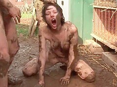 baise cochonne dans la boue