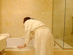 Sammy Shaves her Pussy, Legs and Armpits in a bathtub