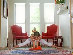 Brazzers - Dirty Masseur - Jenni Lee and Johnny Sins - Stretch Pants And Pulling Groins