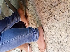 Candid Gorgeus Sexy Feet and toes in flip flops