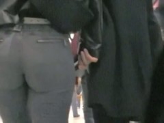 Candid street ass shaking cheecks at shopping