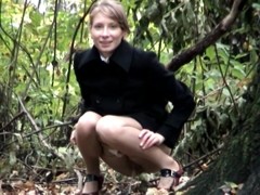 Blonde girl candid pussy view while pissing outdoor