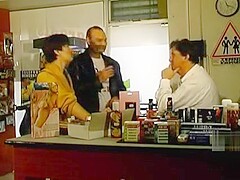 couple mature dans un sex shop (fist !!!)