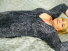 Chubby Mature Slut And Her Cucumber - MatureNL