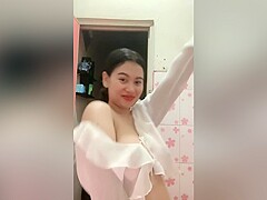 Beautiful Girls - The Queens Cleavage