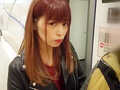 ミニスカ美女が中年男とデートしてホテルでセクシー紐パンティチラリ