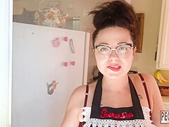 Siouxsie Q Gets Dirty In The Kitchen And Sticks A Banana In His Ass - Sex Movies Featuring Peghim