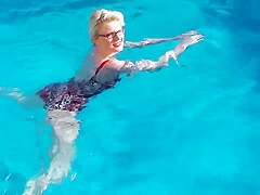Casey Deluxe - Badespass im Pool