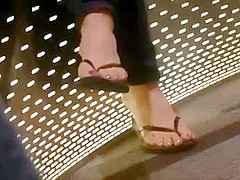 Candid MILF in flip flops feet painted toes
