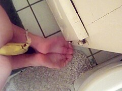 Putting a banana in my Asshole for the 1st time painal
